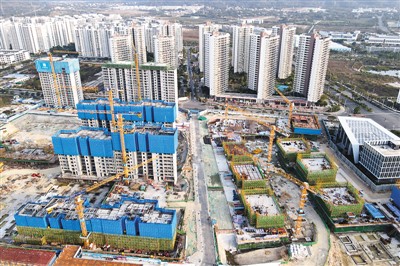 海南省三亞市深海科技城綜合服務中心項目是海南自貿港重點園區——崖州灣科技城的項目之一,包括科研商務平台、集中式商業中心、商品住宅等。圖為2月23日,深海科技城綜合服務中心項目施工現場一片忙碌。新華社記者 張麗芸攝