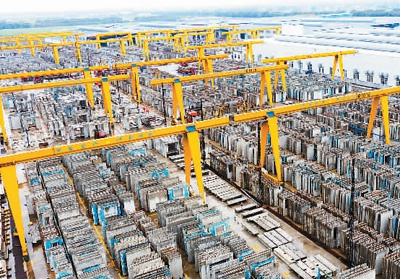 3月9日,江蘇省太倉市良浦住宅工業有限公司住宅裝配式建築產品場地上,住宅樓梯、疊合板、保温牆板等產品即將銷往市場。計海新攝(人民視覺)