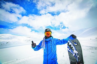     滑雪爱好者对可可托海国际滑雪场竖起大拇指。本报记者 王瑟摄/光明图片