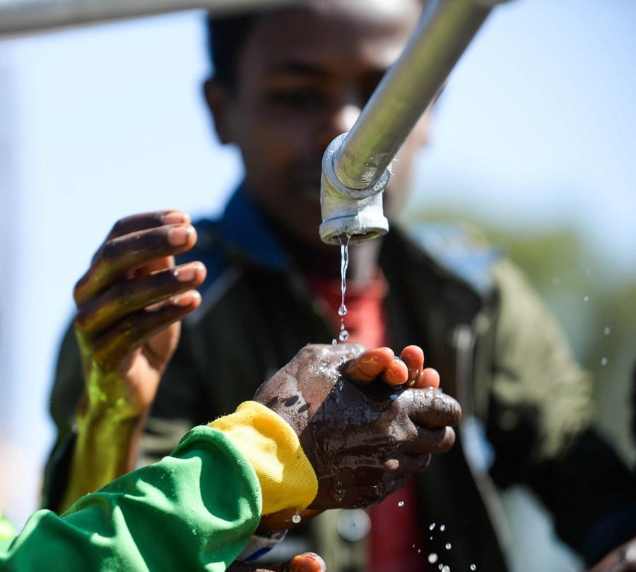 　　Students enjoy the newly-built water harvesting project built by the Chinese heavy machinery manufacturing company, XCMG, for a primary school, named Oda Nebee in Oromia Regional State of Ethiopia, about 30 kilometers south of Addis Ababa, capital of the east African country, Nov. 5, 2016. (Xinhua /Michael Tewlde)