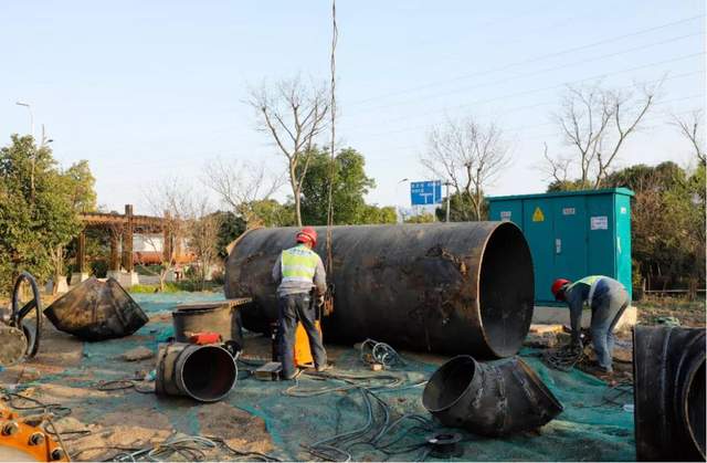 江西省九江市十里河大直径管道修复工程建设者通过合理安排施工