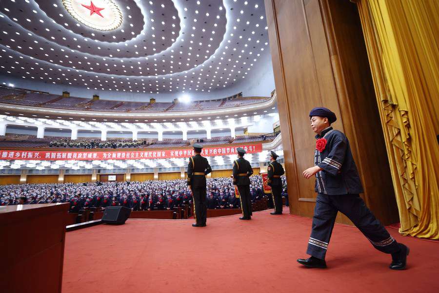 　　The representative of Shibadong Village in Shuanglong Township, Huayuan County of central China&#39;s Hunan Province, goes on stage to receive an award during a grand gathering to mark the nation&#39;s poverty alleviation accomplishments and honor model poverty fighters at the Great Hall of the People in Beijing, capital of China, Feb. 25, 2021. (Xinhua/Ju Peng)