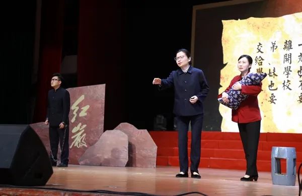动右滑左多看更查片场图现。