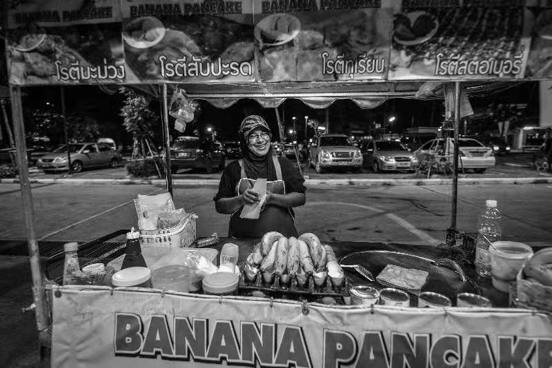 摊香蕉饼的泰国小贩
