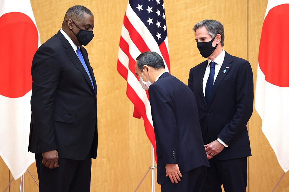 3月16日日美高层会晤,菅义伟向外交层面不对等的美国防长奥斯汀鞠躬(图源:澎湃影像)