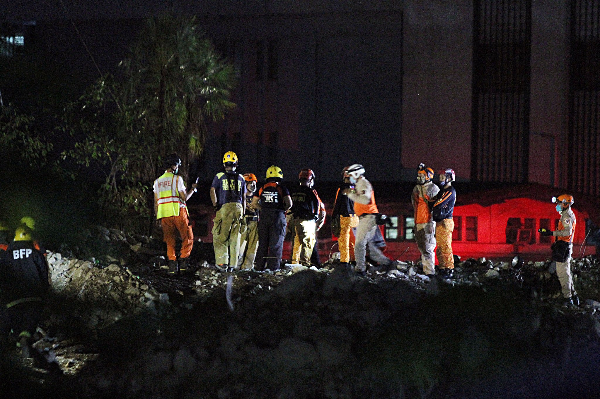 菲律宾马尼拉市一座大楼发生坍塌 致3人被困