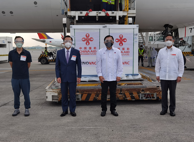 中国援助的第二批COVID-19疫苗抵达马尼拉，菲律宾政府官员感谢中国的另一项援助