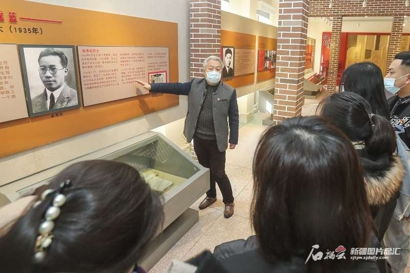 新疆大学档案馆馆长于付恩向新疆日报社(新疆报业传媒团体)“风展红旗党在新疆一百年”大型全媒体宣传实践运动采访报道组解说俞秀松在新疆开展的革命运动。石榴云/新疆日报记者谢龙摄