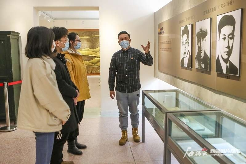 新疆大学校史馆大门生解说员图尔克扎提·居来提蜜意报告俞秀松等共产党人身上的革命精力。石榴云/新疆日报记者谢龙摄