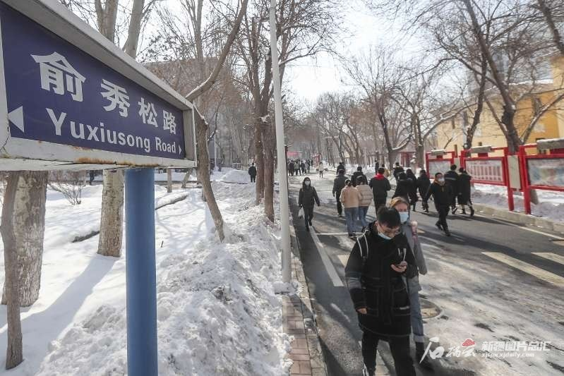 新疆大学校园里的俞秀松路。石榴云/新疆日报记者谢龙摄