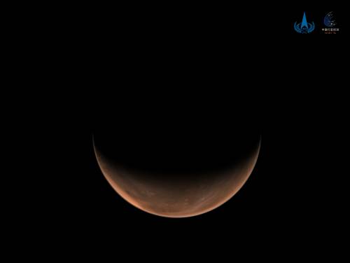 南半球上方火星影像（由天问一号中分辨率相机于北京时间2021年3月16日拍摄，此时环绕器轨道高度约1.12万公里，国家航天局供图）