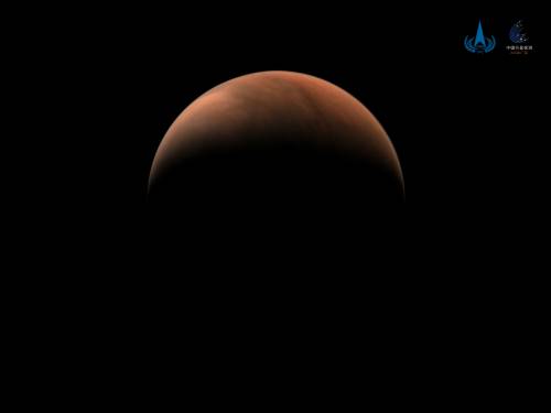 北半球上方火星影像（由天问一号中分辨率相机于北京时间2021年3月18日拍摄，此时环绕器轨道高度约1.15万公里，国家航天局供图）