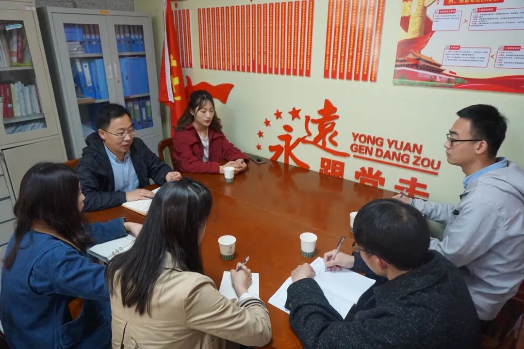 ▲园艺林学学院孔秋生传授分享援疆履历(易梦妮 摄)