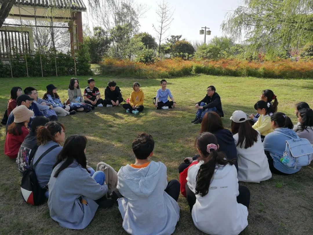 ▲植科院构造员马平福先生与大门生党总支在室外开展主题党日运动(陈志强 摄)