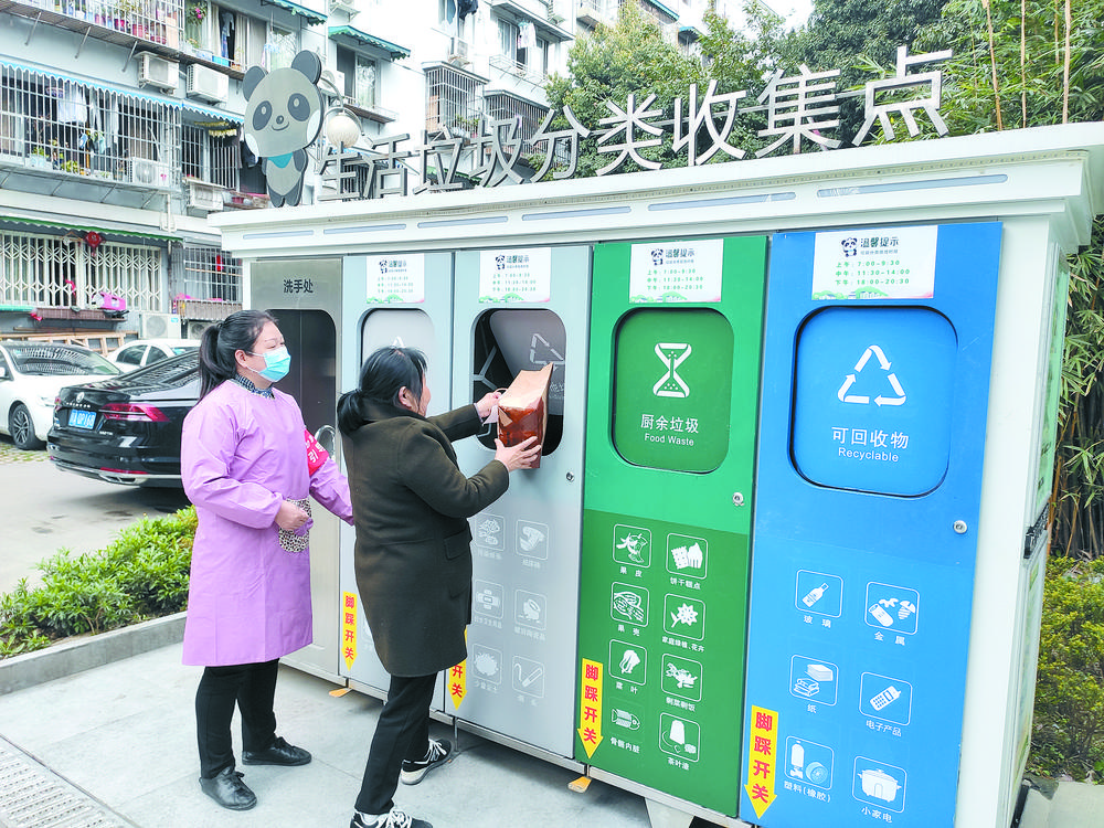 高新区庆安社区，引导员李红英正在引导居民投放垃圾