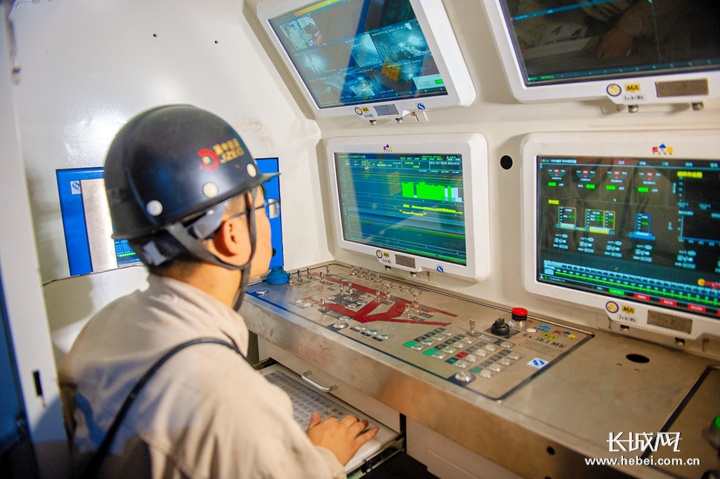 邢东矿职工在井下操作全自动化矸石充填工作面控制系统。杨涛 摄
