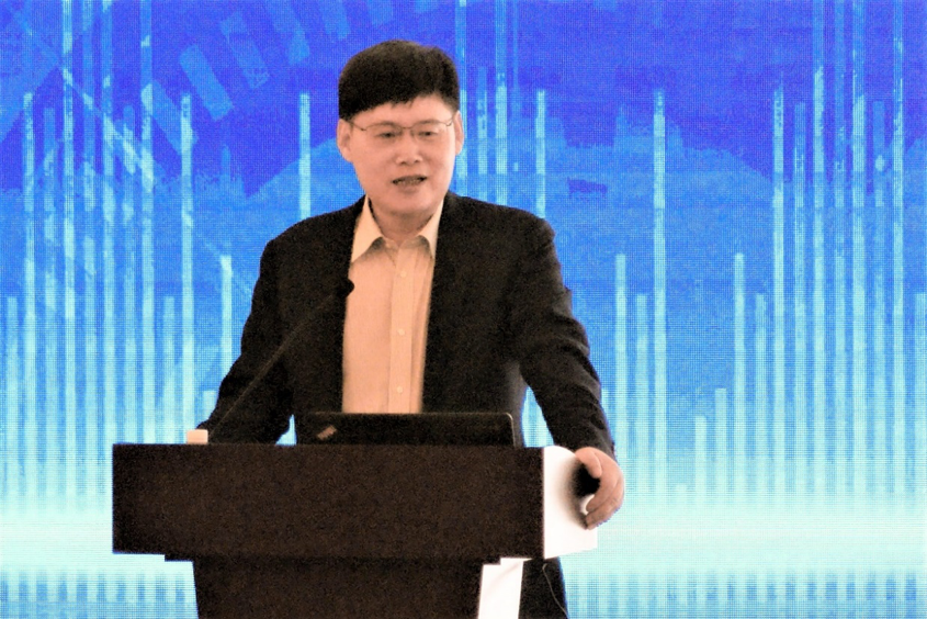 语中国▲系文学言彭任 主郭平 玉见田摄。