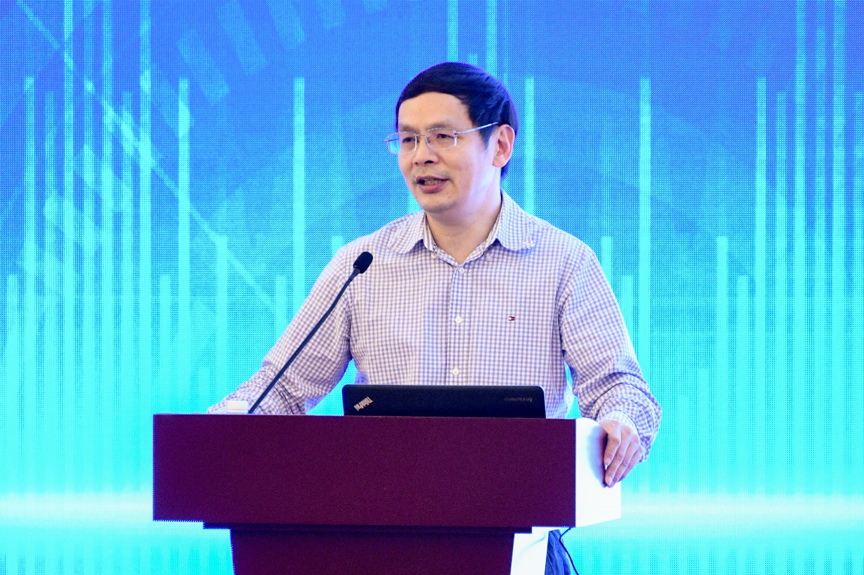 与电子▲程信工通长院院学院研究、陈长 院王平 曾睿源摄。