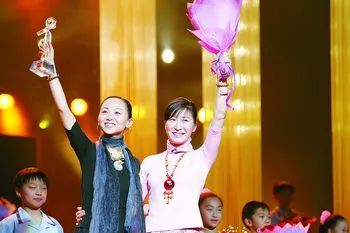 ·邰丽华（左）在感动中国领奖现场。