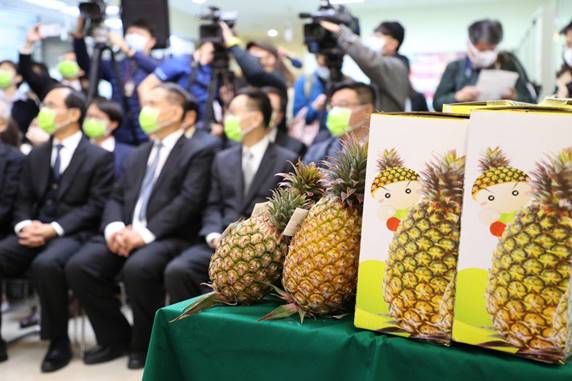 台湾农政部门5日举办“把台湾凤梨推向国际市场”记者会,希望将凤梨等产品销售到全球。图自台湾“联合新闻网”