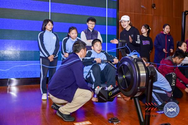 图说:现场的孩子们体验了一把“陆上赛艇”。华漕镇供图