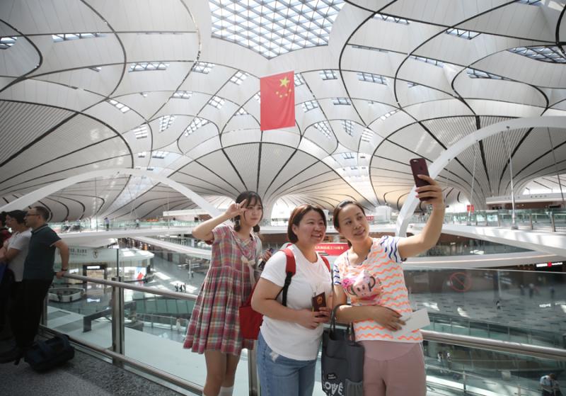 北京大兴机场旅客自拍留念。(中国日报记者 陈泽冰 摄)