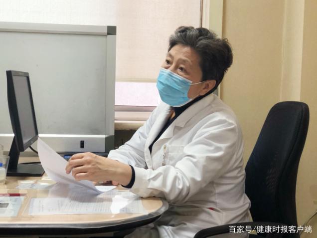 卫主任在为患者开病历单.赵苑旨摄