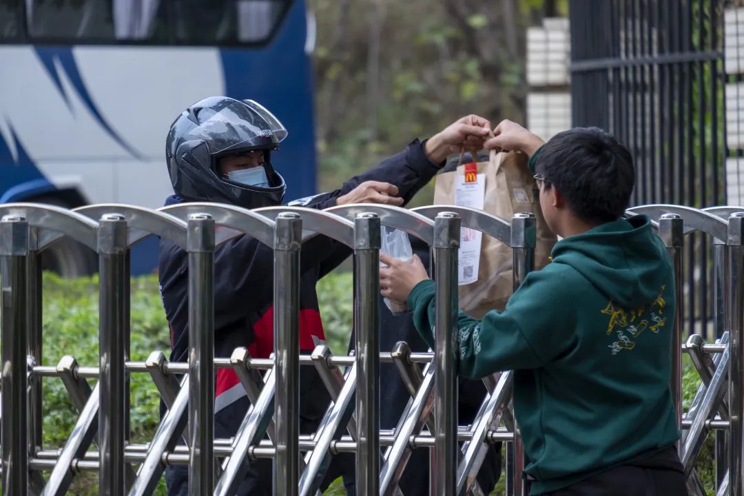 看动查滑卖多外更点图片。