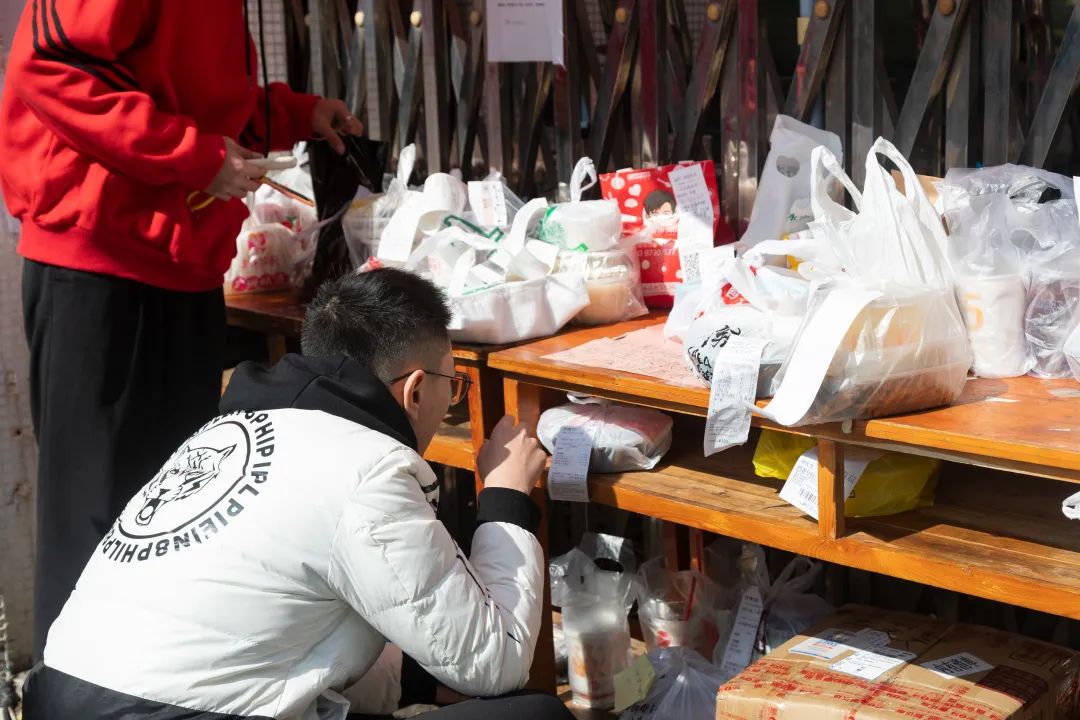 看动查滑卖多外更点图片。