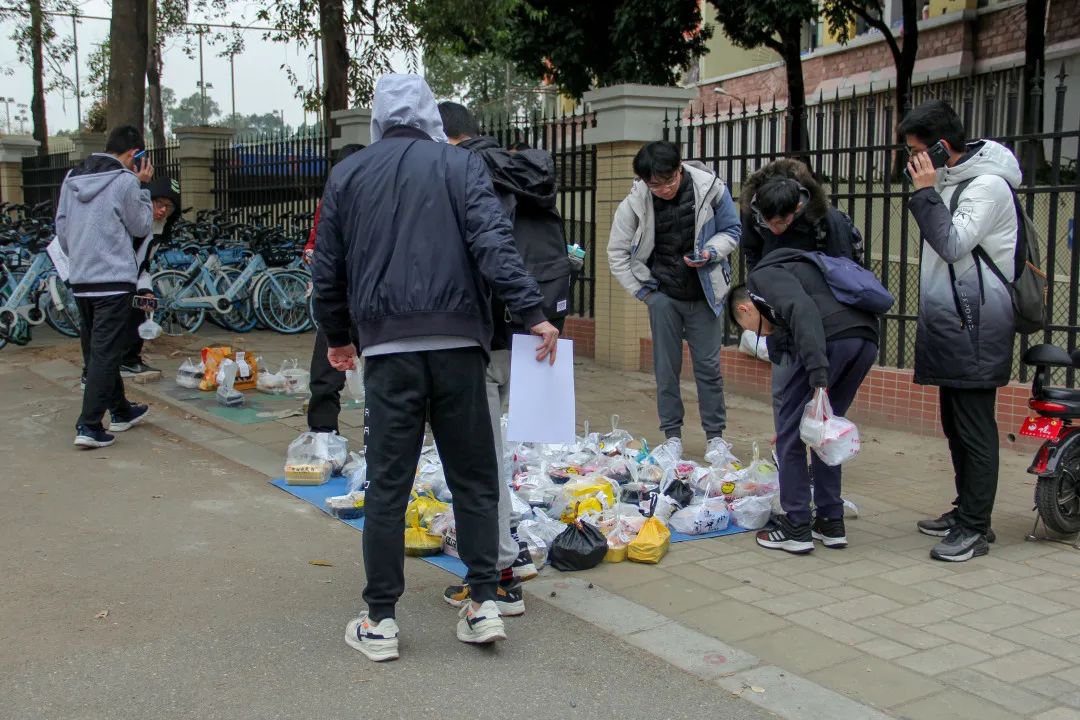 看动查滑卖多外更点图片。