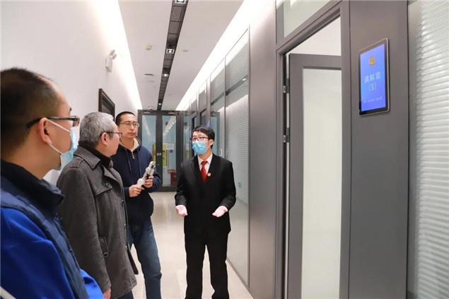 备案庭法官助理苗壮壮先容诉讼办事大厅调整室