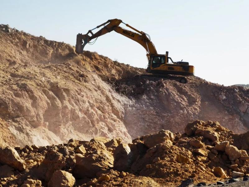 内蒙古阿拉善盟腾格里经济技术开发区额里斯镇的铁矿正被盗采。记者 程子龙 摄