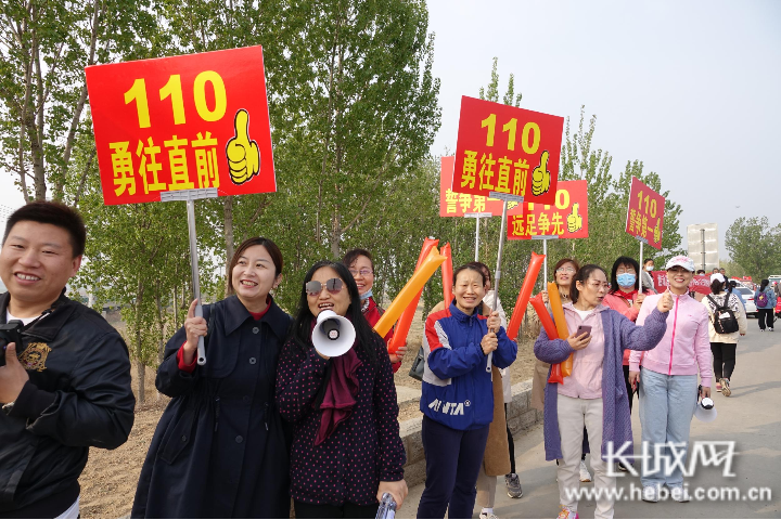 学生家长在路边为远足的学生加油打气。长城网记者 胡竞文 摄