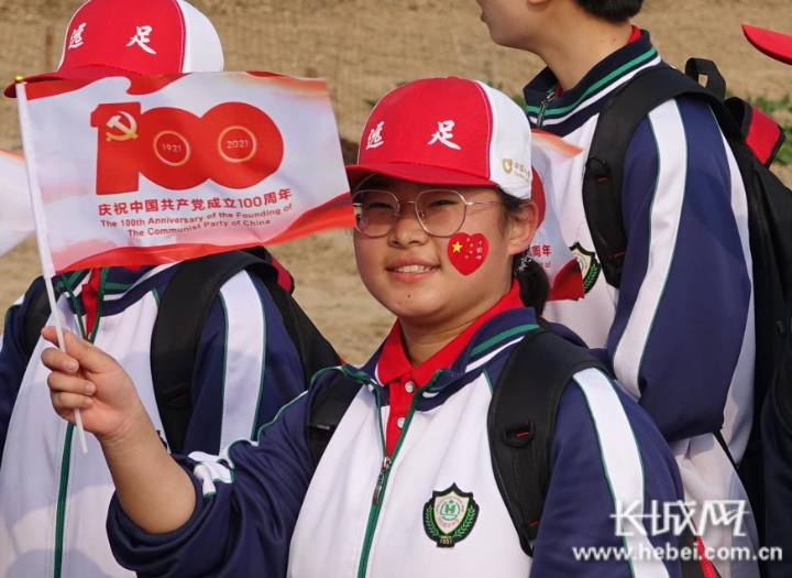 远足途中的学生们。长城网记者 胡竞文 摄