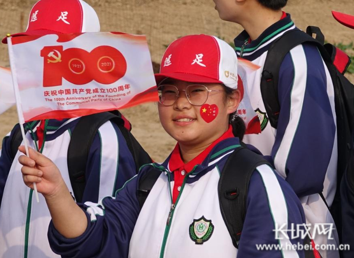 远足途中的学生们。长城网记者 胡竞文 摄