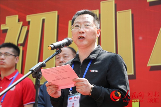 河北衡水中学4月10日举办第二十四届学生远足励志暨党史校史主题教育活动,衡水中学党委书记、校长郗会锁发表致辞。 衡水中学供图