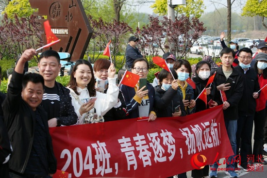 河北衡水中学4月10日举办第二十四届学生远足励志暨党史校史主题教育活动,活动吸引了不少学生家长自发参与。 衡水中学供图