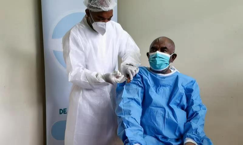 科摩罗总统阿扎利接种中国新冠疫苗