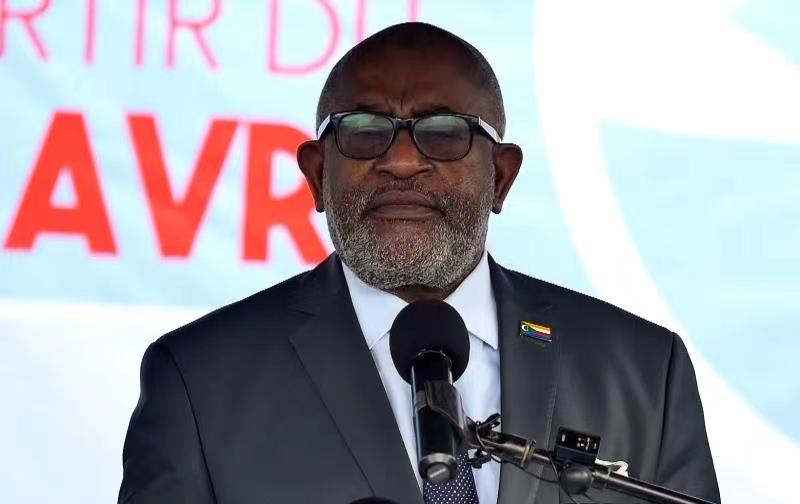 【蜗牛棋牌】科摩罗总统阿扎利接种中国新冠疫苗