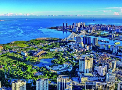 海口充分发挥省会中心城市在海南自贸港建设中的引领示范作用,落实早期安排,争取早期收获的同时,擦亮生态底色,呵护好碧海蓝天。图为海口湾景色。海口市委宣传部供图