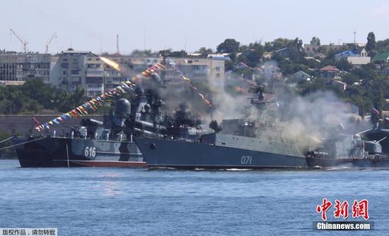 资料图:俄罗斯海军在黑海举行海军日阅兵彩排,多种军舰和武器集中亮相。
