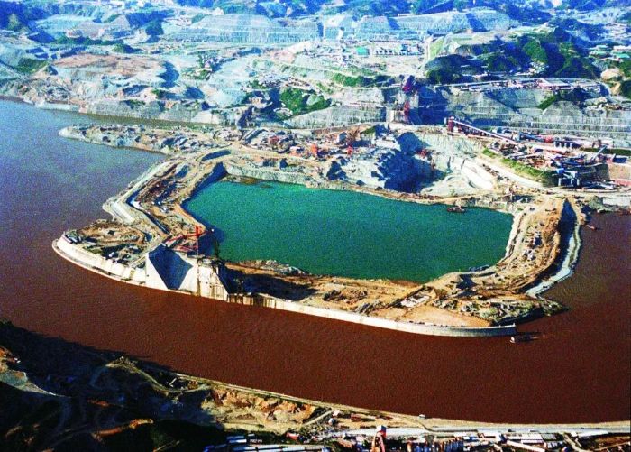 ▲ 1998年8月8日,航拍三峡工程二期深水围堰。摄影:张爱忠