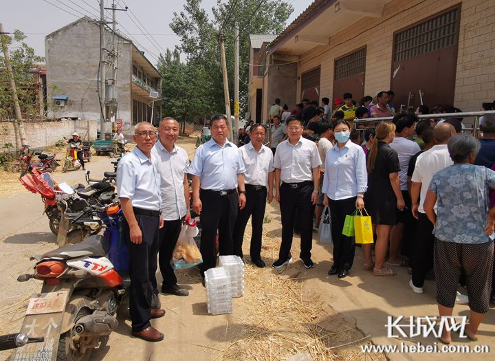 崔献民（左一）奋战在乡村振兴第一线。建行河北省分行供图