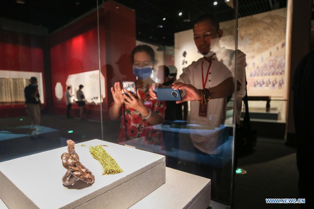 Visitors view exhibits at a Palace Museum Collection exhibition in China (Hainan) Museum of the South China Sea in Qionghai City, south China's Hainan Province, April 13, 2021. (Xinhua/Zhang Liyun)