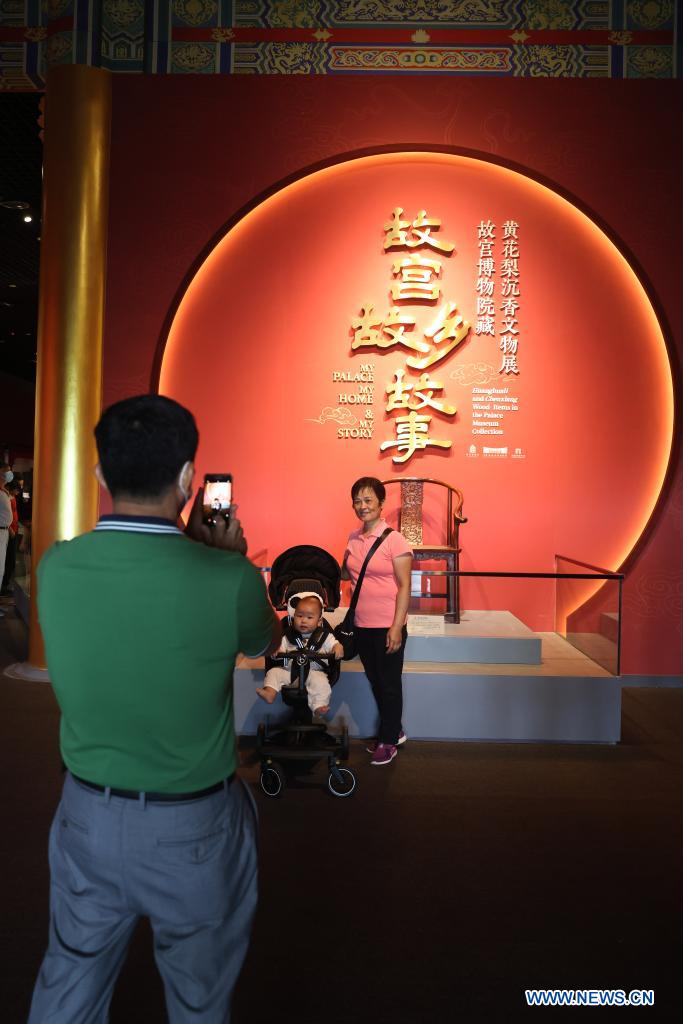 Visitors take photos at a Palace Museum Collection exhibition in China (Hainan) Museum of the South China Sea in Qionghai City, south China's Hainan Province, April 13, 2021. (Xinhua/Zhang Liyun)