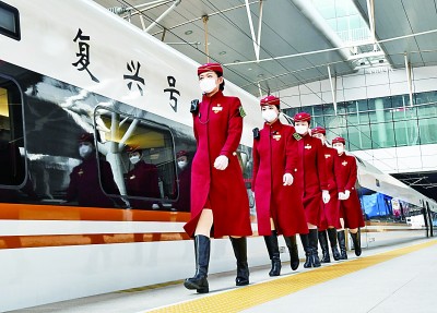     京津城际铁路的乘务员们整齐划一、列队上岗。杨宝森摄/光明图片