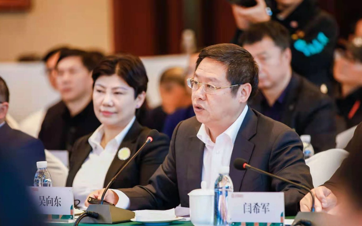 越吴董事长_越努力越幸运图片