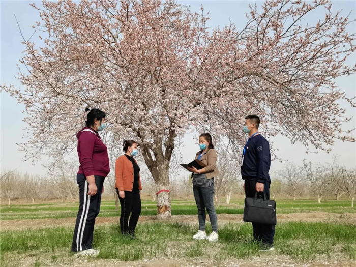 阿克苏市纪委监委在结合“我为群众办实事”实践活动中,对整治群众身边腐败和作风问题进行走访。(何江 摄)