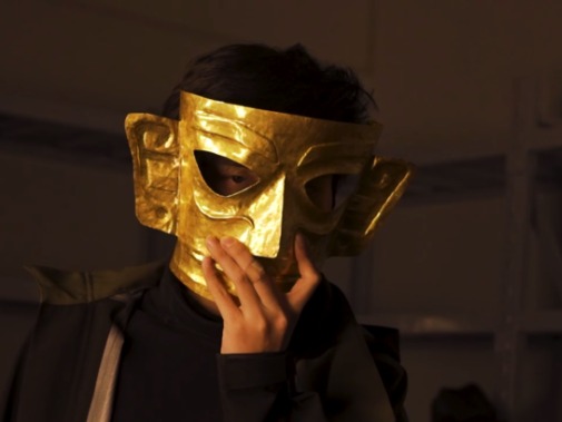 匠人用大米做出三星堆黄金面具