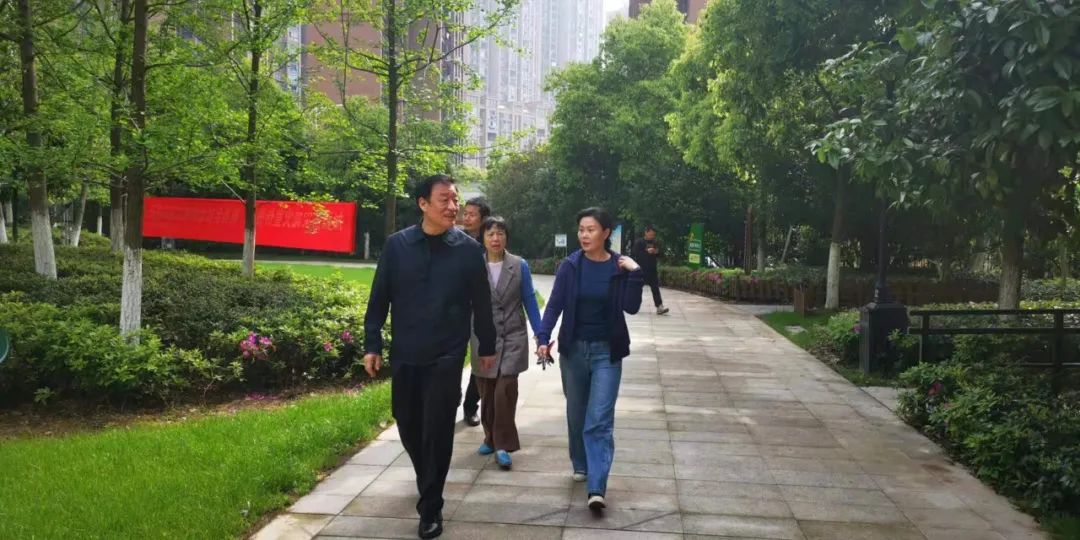 刘奇在南昌市西湖区桃花镇暗访(图源:江西日报)